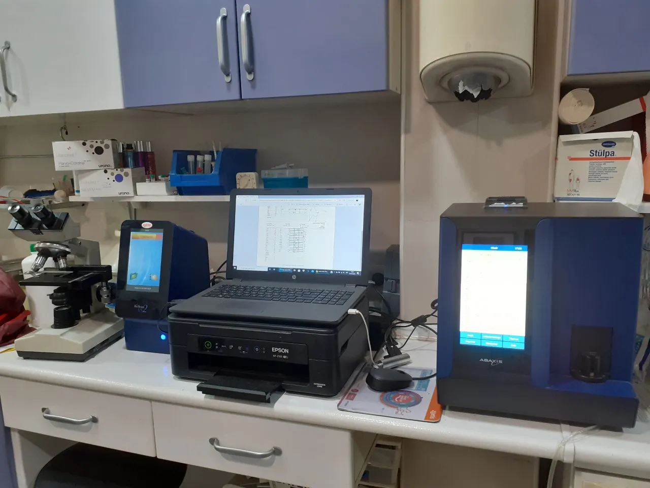 Equipo de análisis clínicos veterinarios digitales en Clínica Veterinaria Herreros